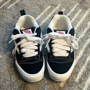 Vans Men 7.5 Women 9 Classic Black and White Sneakers Retro Chunky Knu Skool